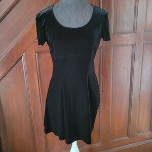 Vintage Black Velvet Short-Sleeve Dress Elegant Fit & Flare Style Size M